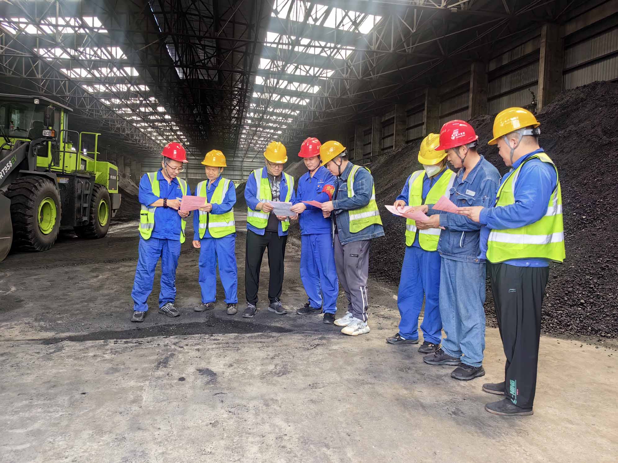 3发放安全教育宣传单1.jpg 3发放安全教育宣传单1.jpg