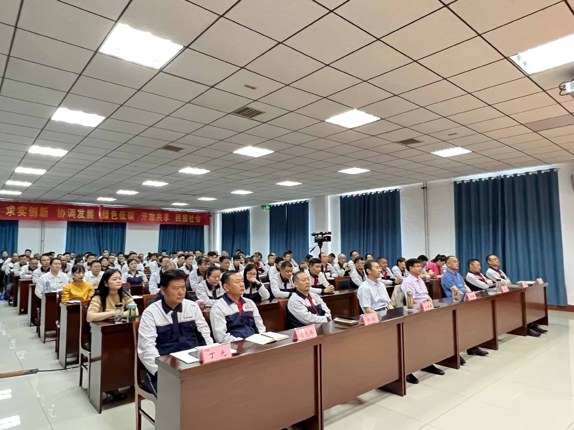 365英国上市集团“讲好365英国上市故事——我与365英国上市共成长”巡回宣讲走进华沃水泥公司 (3).jpg